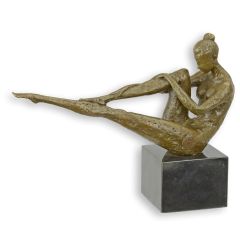 Modernistisch bronzen beeld van een liggende vrouwelijke naaktfiguur op een luxe zwarte marmeren