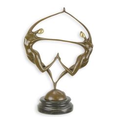 Modernistisch bronzen beeld van twee abstracte naakte danseressen op zwarte natuurstenen voet.